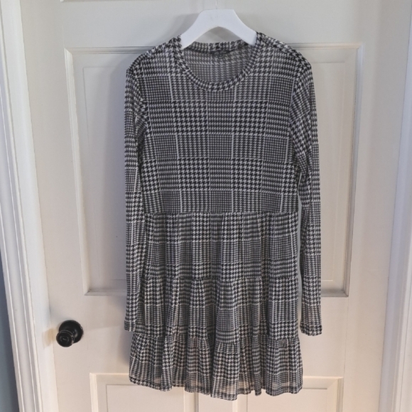 Lily Rose Dresses & Skirts - Lily Rose Houndstooth Tiered A-Line Flowy  Stretch Chic Long Sleeve Mini Dress